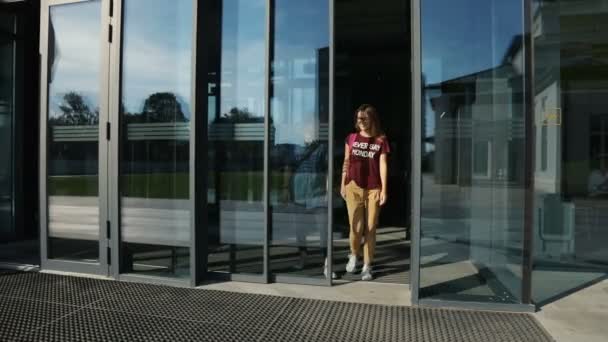 Estudantes após aulas — Vídeo de Stock