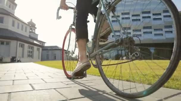 Μαθητής πηγαίνει ποδηλασία — Αρχείο Βίντεο