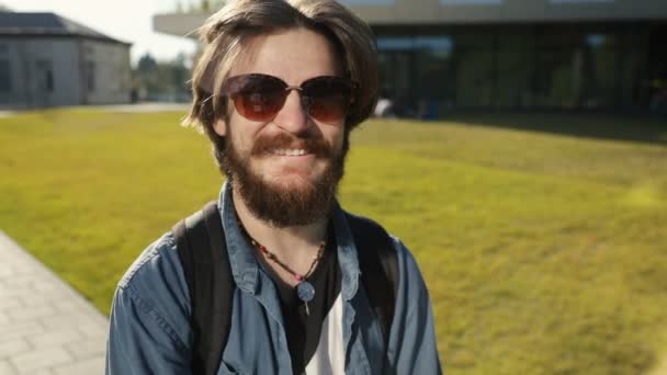 Student Stands près de Bike — Video