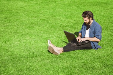 dizüstü bilgisayar kullanan sakallı adam