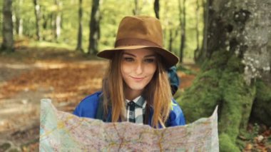 Kız harita konumuyla tanımlar