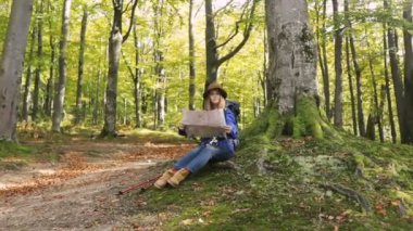 Harita ile memnun kadın