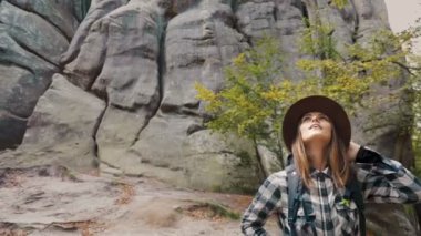 Dağlarda büyülenmek kız