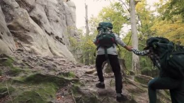 Çocuk kız adıma kadar yardımcı olur