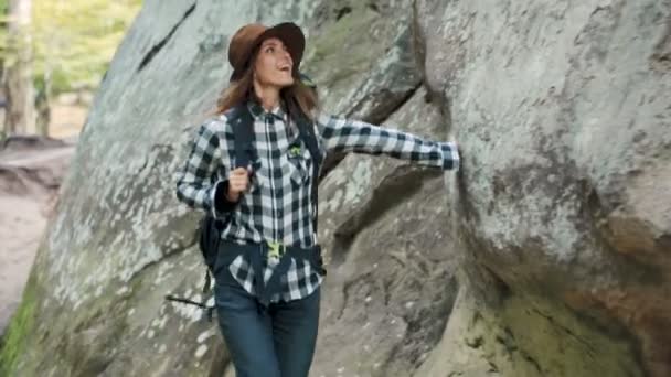 Frau läuft an Felsen vorbei — Stockvideo