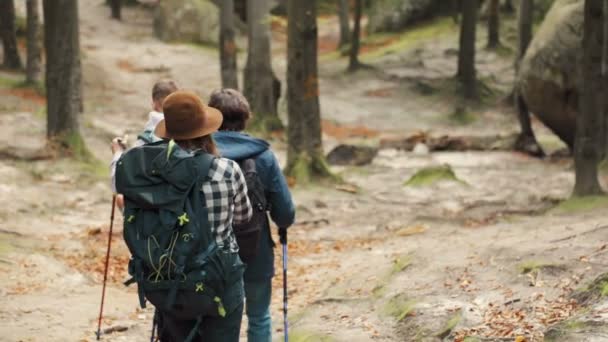 Turistas Aprenda a Localização com Mapa — Vídeo de Stock