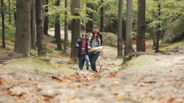 Touristen gehen mit Karte bergauf — Stockvideo