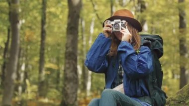 Ormandaki kadın fotoğrafçı