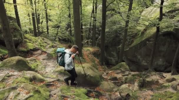 障害物とのハイキング — ストック動画
