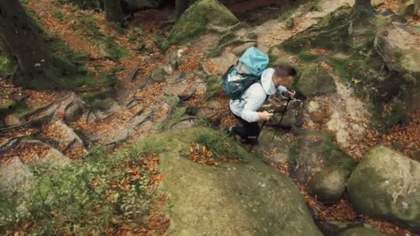 Klimmen op de rotsen — Stockvideo
