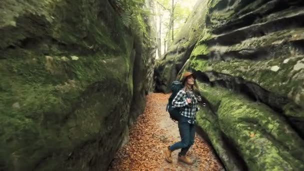 Menina na caverna — Vídeo de Stock