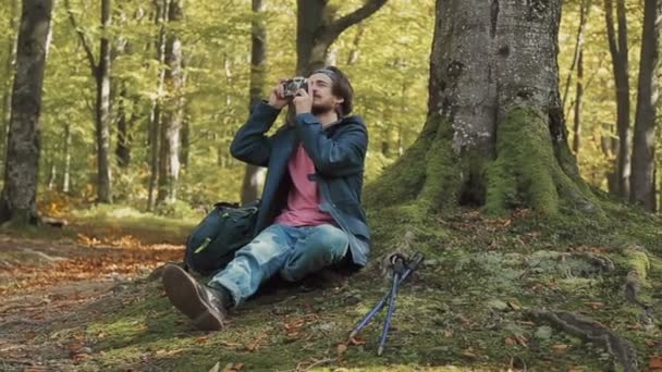 Чоловічий фотограф в лісі — стокове відео