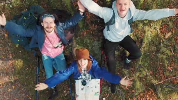 Turistas felizes na floresta — Vídeo de Stock