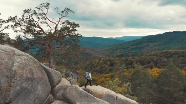 L'uomo ha finalmente raggiunto la cima della collina — Video Stock