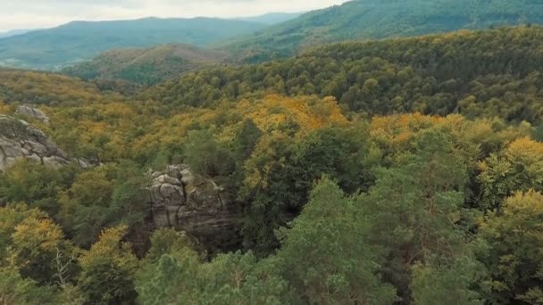 Paisaje de verdes montañas rocosas — Vídeos de Stock