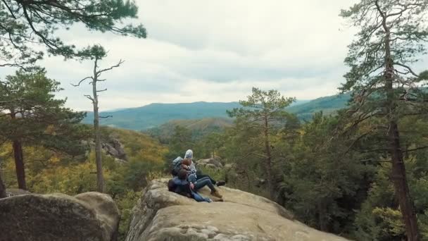 岩の上に観光客がリラックスしてください。 — ストック動画