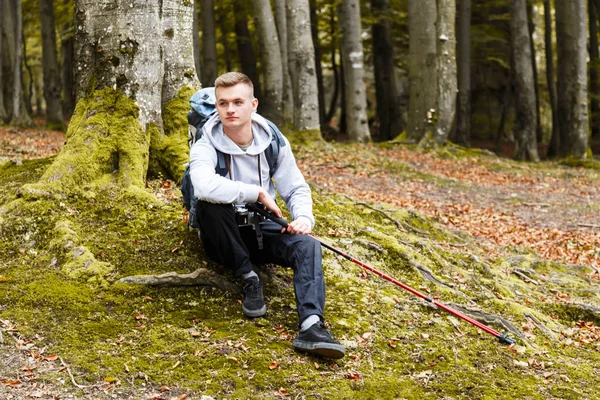 Jovem loira homem olhando no o incrível natureza Vews — Fotografia de Stock