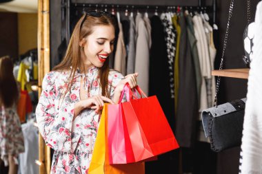 Çok gülümseyen kadın alışveriş torbaları arıyorum