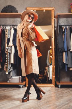 Güzel sarışın Alışverişkoliğin zevk alışveriş merkezinde alışveriş