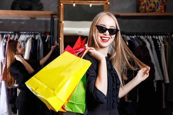 Moda bionda shopper felice ragazza — Foto Stock