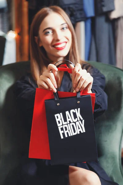 Elegantní žena ukazuje Bag Black Friday — Stock fotografie