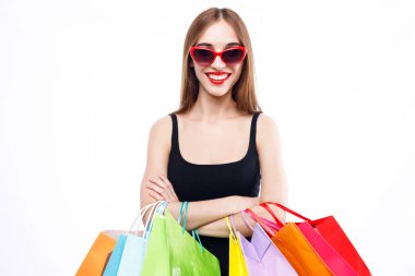 Birçok alışveriş torbaları ile duran güzel kadın