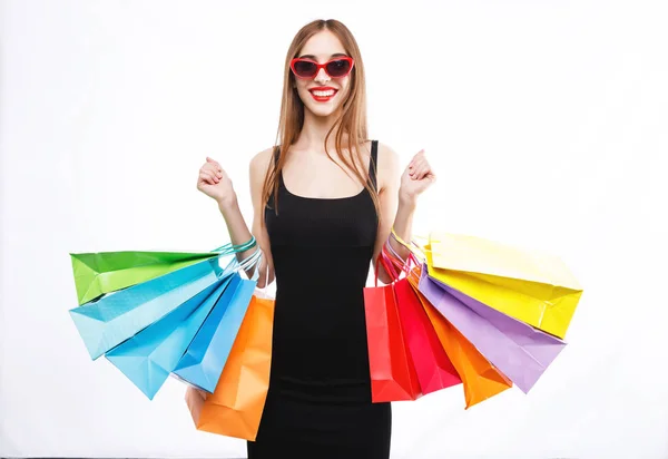 漂亮的女人举行彩色购物袋 — 图库照片