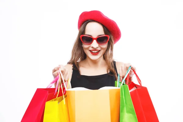 Mujer bonita mira dentro de una bolsa de compras —  Fotos de Stock