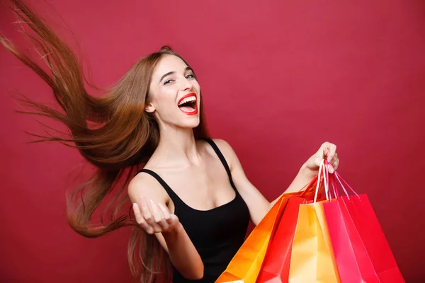 Mujer sexy sosteniendo muchas bolsas de compras —  Fotos de Stock