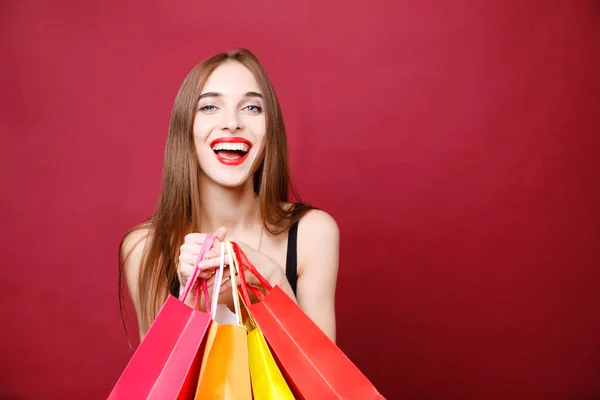 Mujer atractiva sosteniendo muchas bolsas de compras —  Fotos de Stock