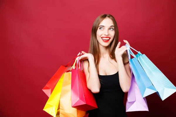 Gazdaság számos bevásárló táskák, vonzó nő — Stock Fotó