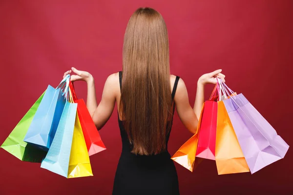 Mujer atractiva sosteniendo muchas bolsas de compras —  Fotos de Stock