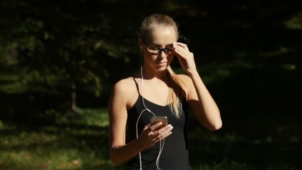 Flicka blir redo att börja jogga — Stockvideo