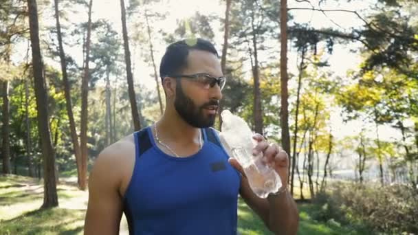 Mann trinkt Wasser — Stockvideo