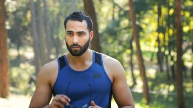 Adam gözlük takıyor.