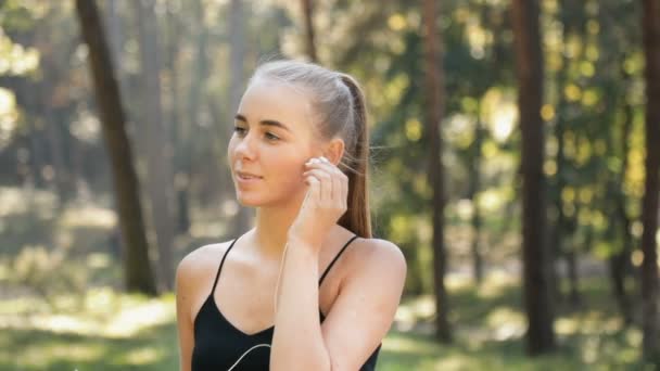 Chica pone en los auriculares — Vídeo de stock