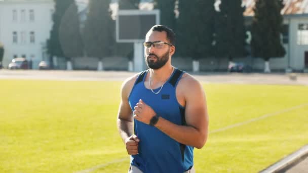 Uomo va a fare jogging nello stadio — Video Stock