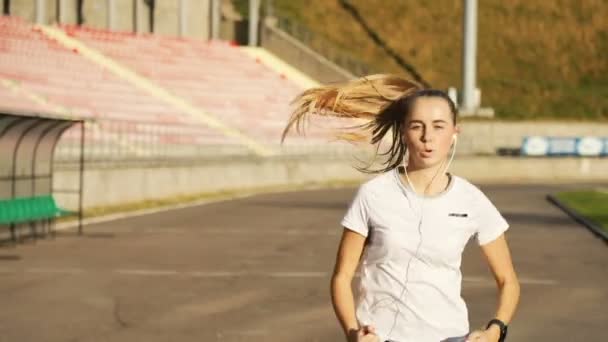 Lány ad magas öt az edző — Stock videók