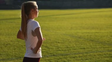 Kız yürüyüş rahatlatıcı vardır