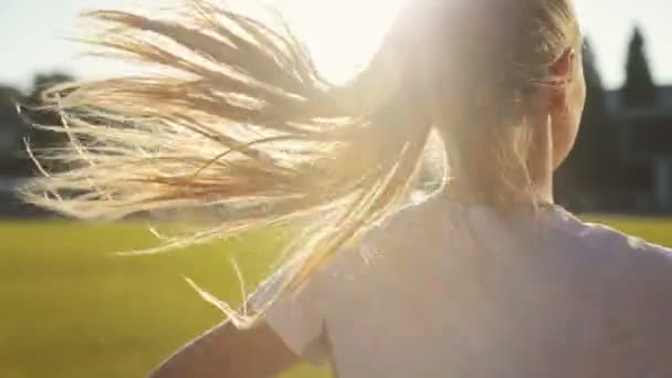 Kvinnans hår vågor som körs — Stockvideo