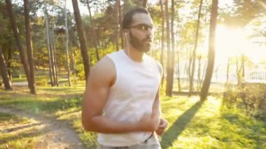 Adam parkta koşu gider