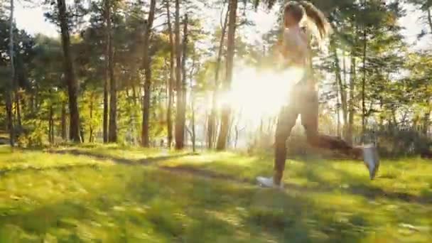 Flickan går jogga i skogen — Stockvideo
