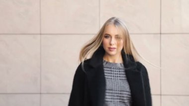 Moda kız arkasını döner