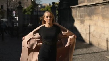 Güzel kadın yürüyor sokakta