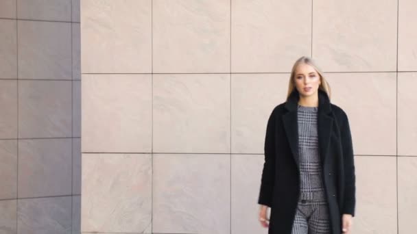 Mädchen geht vor Mauer — Stockvideo