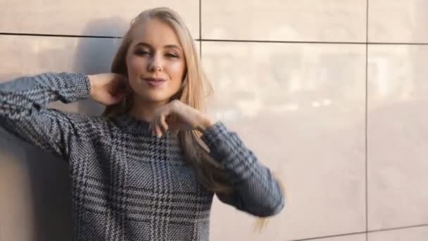 Moda mujer antes de pared de luz — Vídeos de Stock