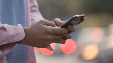 Çocuk telefon kullanıyor.