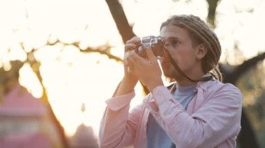 adam fotoğraf çeker