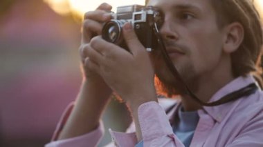 adam fotoğrafı çeker