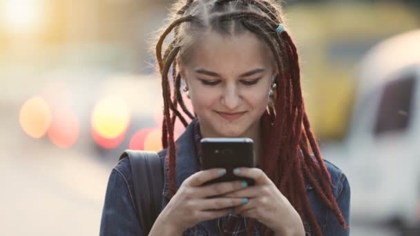 Textos de chicas en la calle — Vídeo de stock